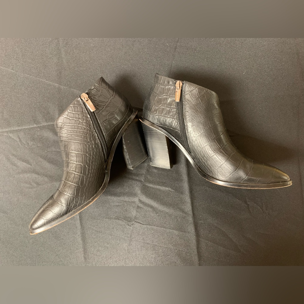 Vince Camuto Black Ankle Boot Shoes. Size 9M
Pls see pics for flaws - Picture 5 of 10